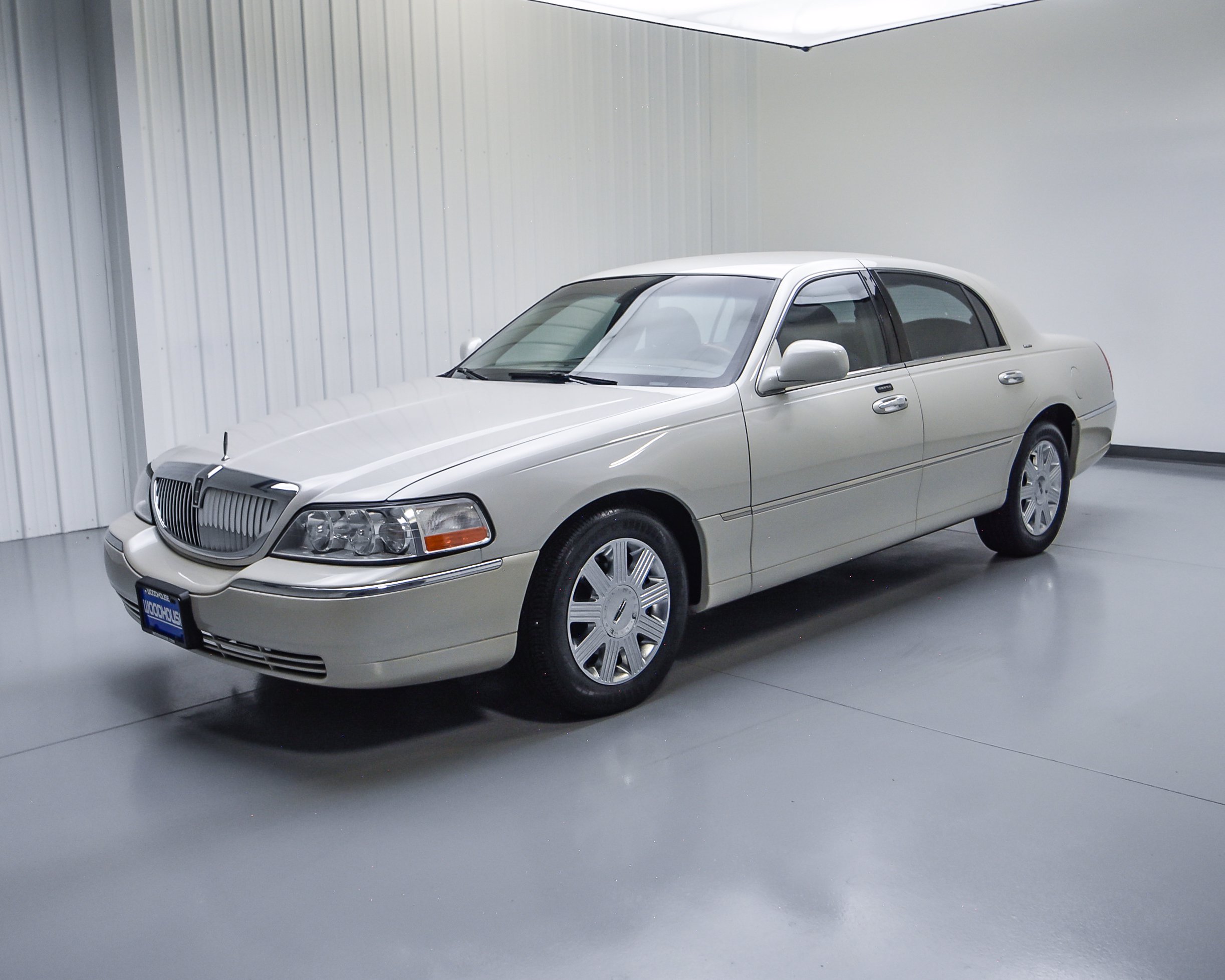 Pre-Owned 2004 Lincoln Town Car Ultimate RWD 4dr Car