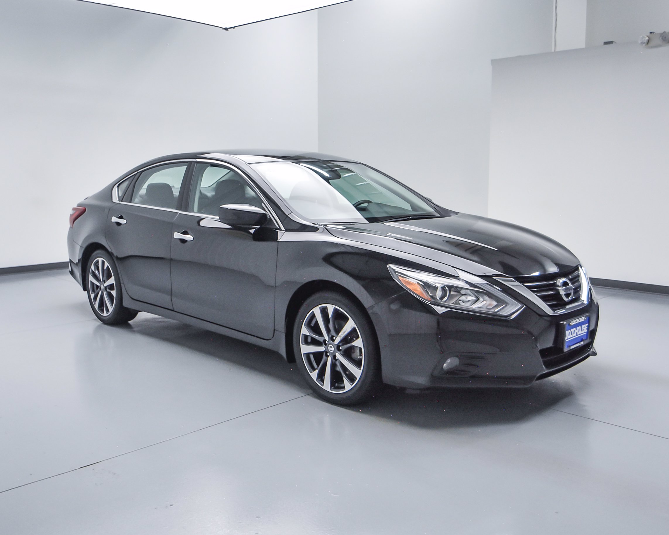 Pre-Owned 2017 Nissan Altima 2.5 SR FWD 4dr Car